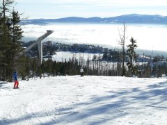 Pohled na lyžařský svah, skokanský můstek a hotely na Štrbském Plese